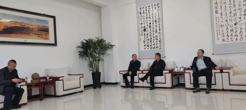 公司與哈密市政府領(lǐng)導(dǎo)洽談公司新疆發(fā)展思路，加大助力新疆能源發(fā)展！